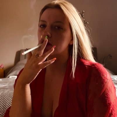 Fille qui fume sur Onlyfans