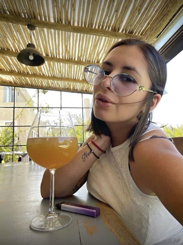 fille curvy à lunettes